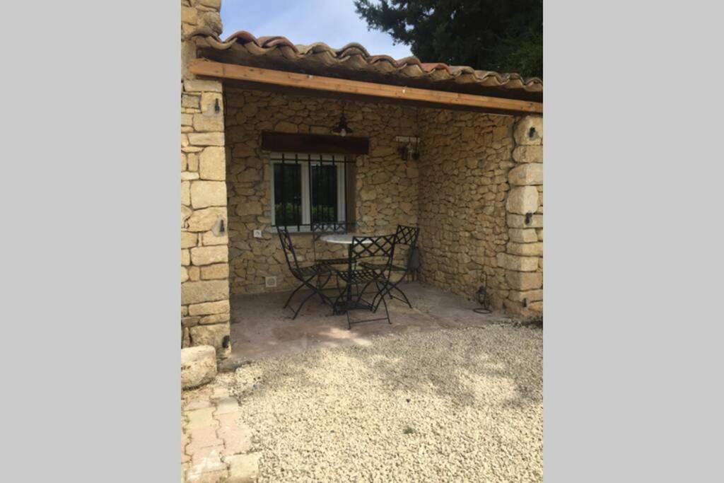 Villa Cabanon de charme en plein coeur des vignes à Pertuis Extérieur photo